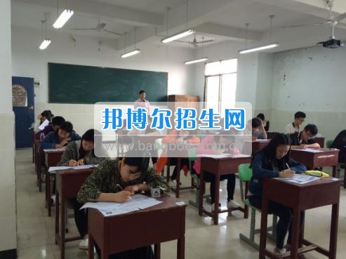 四川三河職業(yè)學(xué)院五年制轉(zhuǎn)錄考試工作圓滿(mǎn)結(jié)束  4月6日-7日，根據(jù)《四川三河職業(yè)學(xué)院2017年五年制轉(zhuǎn)錄考核方案》要求，2017年五年制轉(zhuǎn)錄考試在聯(lián)辦學(xué)校合江少岷職業(yè)技術(shù)學(xué)校張灣校區(qū)舉行，考試由教務(wù)處丁小林副處長(zhǎng)組織，少岷職校有關(guān)領(lǐng)導(dǎo)共同配合開(kāi)展，考試組織嚴(yán)密、紀(jì)律正常、圓滿(mǎn)完成了2017年五年制轉(zhuǎn)錄考試工作。
