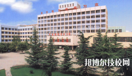 知道一所學(xué)校的名字，但是最基本的學(xué)校簡(jiǎn)介是必須了解的，選學(xué)校不能初心，畢竟是關(guān)系到自己的將來(lái)。以下是小編整理的蘭州電力學(xué)校介紹。  蘭州電力學(xué)校層次：中專(zhuān)  蘭州電力學(xué)校性質(zhì)：公辦  蘭州電力學(xué)校地址：蘭州市安寧區(qū)萬(wàn)新北路  蘭州電力學(xué)校介紹 蘭州電力學(xué)校坐落于蘭州安寧區(qū)，環(huán)境優(yōu)美，教學(xué)設(shè)施齊全。蘭州電力學(xué)校、甘肅電業(yè)職工中等專(zhuān)業(yè)學(xué)校、甘肅電力繼續(xù)教育中心三塊牌子，一套機(jī)構(gòu)，分署辦公，甘肅電力黨校掛靠在學(xué)校。  十幾年來(lái)，蘭州電力學(xué)校先后招收國(guó)家任務(wù)生、社會(huì)委培生、市場(chǎng)調(diào)節(jié)生等類(lèi)學(xué)生，為社會(huì)和系統(tǒng)培養(yǎng)畢業(yè)生3104名，為甘肅電力系統(tǒng)和農(nóng)電系統(tǒng)培訓(xùn)學(xué)員近16000人。 經(jīng)過(guò)十幾年、尤其是90年代中后期的迅速發(fā)展，學(xué)校已經(jīng)成為甘肅省中專(zhuān)學(xué)校的佼佼者，建有一座中型實(shí)習(xí)工廠，有計(jì)算機(jī)多媒體教室、電子閱覽室等18個(gè)實(shí)驗(yàn)室和校園計(jì)算機(jī)網(wǎng)絡(luò)。學(xué)校曾經(jīng)和現(xiàn)設(shè)置的專(zhuān)業(yè)有發(fā)電廠及電力系統(tǒng)、電廠熱能動(dòng)力設(shè)備、電廠化學(xué)、建筑工程估價(jià)、用電管理、計(jì)算機(jī)應(yīng)用、財(cái)務(wù)會(huì)計(jì)、城鎮(zhèn)供用電、農(nóng)村供用電、制冷與空調(diào)安裝、電力營(yíng)銷(xiāo)、電氣技術(shù)、電子電器、輸配電線路施工檢修與運(yùn)行、水利水電工程技術(shù)、文化藝術(shù)等近二十個(gè)專(zhuān)業(yè)。學(xué)制有大中專(zhuān)二年半、在職中專(zhuān)三年、普通中專(zhuān)四年和