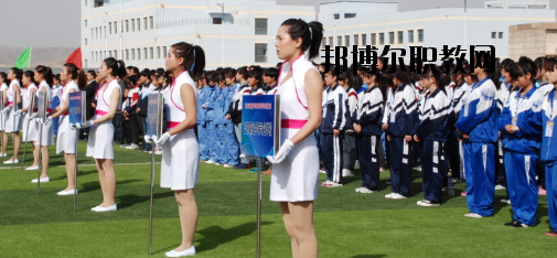 升學都是選拔性的考試，所以對同學們都有分數(shù)要求是很正常的，而初中升學又分為高中和普通中職學校，而這兩個之間的錄取都是不一樣的，在分數(shù)上面的要求區(qū)別比較大，那么，白銀工業(yè)學校招生錄取分數(shù)線是多少呢?接下來就為同學們整理一下。  白銀工業(yè)學校錄取分數(shù)線 白銀市普高錄取分數(shù)線：460分  白銀工業(yè)學校拓展閱讀 學校擁有一支學歷層次高、專業(yè)水平強、敬業(yè)愛崗、專兼結(jié)合、充滿活力的高素質(zhì)教師隊伍，學?，F(xiàn)有專兼結(jié)合的教師近200人。其中，研究生學歷11人，本科學歷89人，學歷合格率達92%以上;有高級職稱25人，中級職稱76人;基礎課教師48人，專業(yè)課教師67人，實習指導教師33人，雙師型教師占16人。教師的學歷、職稱結(jié)構(gòu)合理，完全能滿足學校的教學、實習實訓需要。  學校擁有十一個專業(yè)實訓室。即電子電工實訓室、建筑材料實訓室、機電一體化實訓室、電焊實訓室、電器維修實訓室、電鋼琴實驗實訓室、金工實訓室、模具數(shù)控實訓室、CID制圖室、中高級電工考核室、銑工實訓室。擁有四大實驗室，即化工實驗室、物理實驗室、財會模擬實驗室、語音實驗室。擁有六個微機室，多媒體教室、電教室等現(xiàn)代化教學設施。并建成校園網(wǎng)及遠程教育網(wǎng)。學校將于5月份開工興建的實訓樓建成后，將進一步改善實訓條件。學校分南北兩個校區(qū)，占地面積500余畝，校舍建筑面積66000平方米。  上文，就是小編為同學們整理的關(guān)于白銀工業(yè)學校所在地的普高錄取分數(shù)線，同學們可以通過這個分數(shù)線來分析自己現(xiàn)在的一個成績，能夠上高中的話及盡量的上高中。