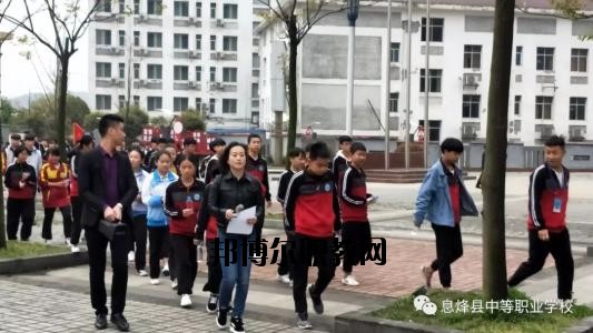 現(xiàn)在的學校是很多的，不管是高中還是中職都是一樣的多，中職學校作為國家補貼的重點，大部分同學都是要報讀的了，那如何了解中職學校呢?那就是電話聯(lián)系比較快了。  息烽縣中等職業(yè)學校原名息烽縣長嶺崗高級農(nóng)業(yè)中學，1984年4月創(chuàng)辦，幾經(jīng)資源整合與遷校，現(xiàn)為一所全日制中等職業(yè)技術(shù)學校，學校主要承擔中等職業(yè)教育、電大學歷教育、教師培訓、農(nóng)轉(zhuǎn)培等教育教學任務(wù)。  息烽縣職業(yè)技術(shù)學校2020年招生辦聯(lián)系電話 息烽縣職業(yè)技術(shù)學校招生辦電話：0851-87723110  息烽縣職業(yè)技術(shù)學校招生辦地址：息烽縣永靖鎮(zhèn)福利橋路22號  息烽縣職業(yè)技術(shù)學校拓展閱讀 現(xiàn)一期工程實際建設(shè)情況如下：教學樓2棟，建筑面積8820.4㎡，最大容量3140人;實訓樓3棟，建筑面積20678.3㎡;圖書辦公樓建筑面積12084.9㎡;學生宿舍2棟，建筑面積10761.8㎡，280間標準套間，最大容量2200人;400米塑膠形環(huán)跑道標準足球場一塊，19000㎡,塑膠籃球場2塊、排球場1塊,2760㎡;實木文化長廊與校園內(nèi)泥清路面及綠化景觀設(shè)施已完工。目前新校區(qū)已完成投資1.8億元。二期工程1200座席會議中心(禮堂)正在啟動建設(shè)中，建設(shè)面積2800㎡，預(yù)計2017年3月投入使用。  依據(jù)國家及省市免學費及資助政策的支持，全校學生100%享受免學費，20%的學生經(jīng)評比享受國家每年2000元的助學金資助;對于“建檔立卡”的農(nóng)村貧困家庭的學生實施精準扶貧政策，每年享受扶貧專項助學金1000元及教科書、住宿費補助900元。解決了我校貧困家庭學生學習與生活上的困難。  通過融入“校企合作”的理念，促使我校與廈門天馬企業(yè)展開了合作。該企業(yè)通過開設(shè)“冠名班”的形式，對“三好學生”及貧困家庭學生分別設(shè)置每年專項獎勵500元與困難補助500元，鼓勵我校電子專業(yè)學生更加勤奮刻苦學習。  通過“引企入校”的合作辦學模式，以“工學結(jié)合”方式開展理實教學，讓汽修等專業(yè)學生在確實提升專業(yè)技能的同時獲取一定收入，享受企業(yè)的生活補助等。解決了一些貧困家庭學生學習與生活上的困難。  自己打電話咨詢吧，同學們，基本的信息情況老師都是會給你講解的，只是如果是需要面試才能報名的專業(yè)，同學們還是自己到學校咨詢會比較好一點的哦。