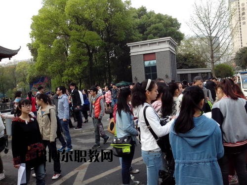 成都國演藝術(shù)學(xué)校2020年報名條件、招生要求、招生對象