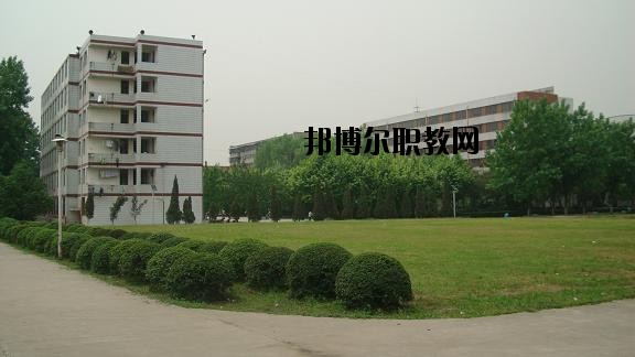 四川省工業(yè)貿(mào)易學(xué)校2020年報(bào)名條件、招生要求、招生對(duì)象