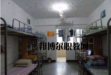 不同的同學(xué)對(duì)學(xué)校的宿舍期待是不一樣的。有的同學(xué)希望宿舍有空調(diào)，有的同學(xué)認(rèn)為這并不重要。有的同學(xué)希望寢室有書(shū)桌等供自己學(xué)習(xí)的條件，而有的同學(xué)則認(rèn)為寢室只是用來(lái)休息的。一千個(gè)人的眼中有一千個(gè)哈姆雷特，在對(duì)一件事情進(jìn)行考評(píng)的時(shí)候，同學(xué)們可以結(jié)合自己的實(shí)際需要來(lái)看，而非人云亦云。  定南中等專業(yè)學(xué)校宿舍條件 學(xué)校宿舍算是比較不錯(cuò)的了，生活設(shè)施齊全，可以滿足同學(xué)們的大部分需求，配有衛(wèi)生間、空調(diào)、熱水等設(shè)施，通風(fēng)、采光條件也較好。  定南中等專業(yè)學(xué)校辦學(xué)條件 定南中等專業(yè)學(xué)校地處贛粵門(mén)戶——定南，建辦于1958年，占地面積135畝，校舍建筑面積2.5萬(wàn)平方米，辦學(xué)規(guī)模可容納近2000人使用。學(xué)校師資力量雄厚，擁有高級(jí)職稱以上教師若干人。  定南中等專業(yè)學(xué)校概況 定南中專是我縣唯一一所培養(yǎng)技能型人才的中等專業(yè)學(xué)校，現(xiàn)開(kāi)設(shè)了學(xué)前教育、電子技術(shù)應(yīng)用、模具制造技術(shù)、汽車運(yùn)用與維修、“三校生”高考、旅游服務(wù)與管理等六大特色專業(yè)。學(xué)校各專業(yè)設(shè)備先進(jìn)，現(xiàn)有現(xiàn)代化汽車二級(jí)維護(hù)、幼兒情境模擬、電子電拖、模具制造、程序控制等29間實(shí)訓(xùn)教室，擁有紙質(zhì)藏書(shū)近10萬(wàn)冊(cè)，電子藏書(shū)超過(guò)20萬(wàn)冊(cè)，所有教室裝備了錄播一體、信息化教學(xué)設(shè)備，實(shí)現(xiàn)了校園智慧化管理。  小編總結(jié) 看過(guò)學(xué)校的宿舍條件以后，不知道大家覺(jué)得定南中等專業(yè)學(xué)校的宿舍是否滿足了自己的預(yù)期呢?我們可以了解到，這所學(xué)校的宿舍算是比較不錯(cuò)的了，生活設(shè)施齊全，可以滿足同學(xué)們的大部分需求，配有衛(wèi)生間、空調(diào)、熱水等設(shè)施，通風(fēng)、采光條件也較好。