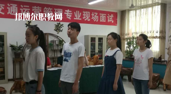 問(wèn)：蘭州紅古區(qū)職教中心怎么樣、好不好?  答：紅古區(qū)職業(yè)教育中心是一所以培養(yǎng)實(shí)用技術(shù)人才為特點(diǎn)的公辦學(xué)校，地處蘭州市紅古區(qū)政府所在地海石灣。中心始終堅(jiān)持以服務(wù)為宗旨，以就業(yè)為導(dǎo)向的辦學(xué)方針，面向市場(chǎng)開(kāi)辦專業(yè)。學(xué)校擁有設(shè)施先進(jìn)、配備精良的汽修、鉗工、電子、鋼琴、舞蹈、美術(shù)、計(jì)算機(jī)等實(shí)訓(xùn)室。近年來(lái)學(xué)校教育教學(xué)質(zhì)量穩(wěn)步提高,連續(xù)三年獲得蘭州市中職學(xué)校教育教學(xué)質(zhì)暈優(yōu)秀獎(jiǎng)。  蘭州紅古區(qū)職教中心升學(xué) 我校分別與蘭州職業(yè)技術(shù)學(xué)院、白銀礦治職業(yè)技術(shù)學(xué)院、甘肅林業(yè)職業(yè)技術(shù)學(xué)院、平?jīng)雎殬I(yè)技術(shù)學(xué)院、甘肅畜牧工程職業(yè)技術(shù)學(xué)院簽訂了中高職一體化聯(lián)合辦學(xué)協(xié)議，學(xué)生在校學(xué)習(xí)兩年，參加高校轉(zhuǎn)段測(cè)試，成績(jī)合格升入聯(lián)辦高校學(xué)習(xí)三年，畢業(yè)后發(fā)放國(guó)家承認(rèn)(統(tǒng)招)的畢業(yè)證書。  蘭州紅古區(qū)職教中心設(shè)施 設(shè)有計(jì)算機(jī)實(shí)訓(xùn)室3個(gè)，共計(jì)計(jì)算機(jī)百余臺(tái)，開(kāi)通了校園網(wǎng)、電信光纖接入互聯(lián)網(wǎng)，并建成了獨(dú)立域名的校園網(wǎng)站。學(xué)習(xí)有普通機(jī)床車間、數(shù)控實(shí)訓(xùn)室、車工實(shí)訓(xùn)室、電子電工實(shí)訓(xùn)室、家電整機(jī)實(shí)訓(xùn)室、器材室，兩個(gè)面積130平方米的舞蹈實(shí)訓(xùn)室和兩個(gè)美術(shù)創(chuàng)作室。  蘭州紅古區(qū)職教中心拓展閱讀 為了使職業(yè)教育穩(wěn)步發(fā)展，學(xué)校實(shí)行了“校校合作”、“校企合作”、“工學(xué)結(jié)合”的辦學(xué)模式，在經(jīng)濟(jì)發(fā)達(dá)地區(qū)全力打造就業(yè)實(shí)習(xí)基地，安排畢業(yè)生在上海、南京、安徽、蘇州等地區(qū)就業(yè)。為了培養(yǎng)學(xué)生的就業(yè)能力，開(kāi)展了學(xué)生以社會(huì)實(shí)踐為主，旨在增強(qiáng)學(xué)生提前了解企業(yè)生產(chǎn)、管理、工作強(qiáng)度等為內(nèi)容的“工學(xué)結(jié)合”活動(dòng)，收到了良好的效果。“工學(xué)結(jié)合”實(shí)踐活動(dòng)解決了困難家庭學(xué)生上學(xué)難的問(wèn)題。  在學(xué)校的時(shí)光是很有限的，你要懂得珍惜。不僅僅在學(xué)業(yè)上有所提升，也要不斷的提升個(gè)人的魅力，社會(huì)是一個(gè)需要有能力有遠(yuǎn)見(jiàn)人才的體系，如果你有目標(biāo)和理想，也會(huì)更加的有學(xué)習(xí)的動(dòng)力，對(duì)企業(yè)來(lái)說(shuō)，有主見(jiàn)的人才更受人歡迎。