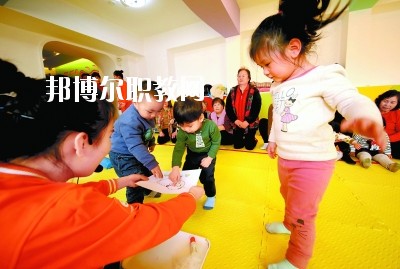 隨著二胎政策的放寬，我國新生兒的數(shù)量明顯增多，這也說明，在未來的很長一段時間里，幼師都是一個非常受歡迎的行業(yè)，而四川是座發(fā)展迅速，有深厚文化底蘊的城市，自然是受到很多同學(xué)喜愛，近日，就會問小編關(guān)于四川讀幼師學(xué)校好不好?那接下來，小編就給大家介紹一下四川幼師學(xué)校，如果你有更多疑問，歡迎點擊右側(cè)的咨詢欄與我們交流。  四川讀幼師的就業(yè)前景 就業(yè)容易，畢業(yè)學(xué)生不愁“嫁”盡管當(dāng)前就業(yè)形勢嚴(yán)峻，各地大學(xué)生就業(yè)難度大，但許多城市的學(xué)前教育專業(yè)畢業(yè)生并未受影響，反而逆勢上漲，待遇也比往年有所提高。近年來，由于幼兒園發(fā)展的需要，很多單位幼兒教師奇缺，連男老師也變得搶手起來。學(xué)前、初教專業(yè)畢業(yè)生不愁“嫁”，甚至有很多幼教機構(gòu)到學(xué)校預(yù)約、搶簽畢業(yè)生，幼教人才受歡迎程度可見一斑。  四川讀幼師的優(yōu)勢 幼教項目的穩(wěn)定性強，不受市場沖擊，打造終身產(chǎn)業(yè)。現(xiàn)階段，無論是從國家教育改革發(fā)展的全局出發(fā)，還是從目前有關(guān)民辦學(xué)前教育的法律法規(guī)政策等方面來看，民辦學(xué)前教育發(fā)展?jié)摿Χ际志薮?。其次，成就子女未來。選擇了幼教工作，可以讓我們更懂得如何教育子女，對自己未來孩子接收良好的家庭教育有著十分重要的促進作用。女性投身幼教行業(yè)后，長期接受最先進的幼教理念和適合中國幼兒的各類課程，繼而在對自己子女的教育觀念和方法上也會更科學(xué)，為孩子今后的發(fā)展奠定更好的基礎(chǔ)。  德陽科貿(mào)職業(yè)學(xué)院幼師升學(xué)班學(xué)前教育專業(yè)介紹 本專業(yè)順應(yīng)國家“幼有所育”學(xué)前教育決策和學(xué)前教育專業(yè)人才極度短缺的社會需求而設(shè)，是一個綜合性較強的專業(yè)，涵蓋0-6歲兒童的教育，作為人生起點教育的學(xué)前教育專業(yè)對人的一生的發(fā)展和教育起著重要的奠基作用。本專業(yè)緊密對接各級各類幼兒園和早期教育機構(gòu)等實施合作辦學(xué)、合作育人，強化“四能”特長(彈唱、舞蹈、美術(shù)、游戲)、“五會”素養(yǎng)(保育、保健、教育、溝通、管理)，致力于培養(yǎng)新時代“有愛心、有耐心、有恒心、有責(zé)任心”的學(xué)前教育人才。  培養(yǎng)目標(biāo)：本專業(yè)培養(yǎng)以立德樹人為己任，具有良好的職業(yè)道德、專業(yè)素養(yǎng)、協(xié)作精神、溝通能力和創(chuàng)新意識，擁有先進的幼兒教育理念，具有較扎實的學(xué)前教育的專業(yè)知識與專業(yè)技能，具備較強的幼兒保教能力，從事幼兒園教育教學(xué)、保育保健工作的高素質(zhì)應(yīng)用型人才。  核心課程：學(xué)前教育學(xué)、學(xué)前兒童心理學(xué)、幼兒游戲理論與實踐、幼兒行為觀察、幼兒園五大領(lǐng)域教育、學(xué)前衛(wèi)生學(xué)、聲樂、鋼琴、舞蹈、美術(shù)、幼兒歌曲彈唱、幼兒舞蹈創(chuàng)編、幼兒園班級管理、幼兒手工、家庭教育等。  職業(yè)前景：習(xí)近平總書記在“黨的十九大”上指出：“增進民生福祉是發(fā)展的根本目的。必須多謀民生之利、多解民生之憂，在發(fā)展中補齊民生短板、促進社會公平正義，在幼有所育、學(xué)有所教上不斷取得新進展。”  2019年教育部《2018年全國教育事業(yè)發(fā)展統(tǒng)計公報》顯示，2018年全國共有幼兒園26.67萬所，比上年增加1.17萬所，增長4.60%; 在園幼兒4656.42萬人，比上年增加56.28萬人;學(xué)前教育毛入園率達(dá)到81.7%，比上年提高2.1%，且0-6歲兒童超過1億，幼兒園專任教師258.14萬人。按照國家對學(xué)前教育師幼比(1:5)的規(guī)定，幼兒園專任教師的缺口高達(dá)673萬多。學(xué)前教育專業(yè)人才就業(yè)前景非常廣闊。  就業(yè)崗位：幼兒園教師、幼兒保育員、幼兒保健教師、早期教育教師。  獲取資格證書：幼兒園教師資格證、普通話水平證書(二甲及以上)  專業(yè)實訓(xùn)室：幼兒保育實訓(xùn)室、幼兒衛(wèi)生保健實訓(xùn)室、仿真幼兒園、幼兒手工制作實訓(xùn)室、幼兒美術(shù)實訓(xùn)室、聲樂實訓(xùn)室、形體舞蹈實訓(xùn)室、鋼琴實訓(xùn)室、游戲與感統(tǒng)實訓(xùn)室、繪本實訓(xùn)室、蒙臺梭利教育實訓(xùn)室、奧爾夫音樂實訓(xùn)室等。  專業(yè)實踐基地：廣漢市第三幼兒園、廣漢市雒城鎮(zhèn)第四幼兒園、廣漢市西外中心幼兒園、德陽市旌南幼兒園、德陽市黃河?xùn)|路幼兒園、四川師范大學(xué)實驗幼兒園、四川師范大學(xué)附屬啟夏幼兒園、成都市武侯區(qū)福錦幼兒園、崇州市虹橋歡樂谷幼兒園、岳池知恩行幼兒園、西充縣青葵幼兒園等。  上面關(guān)于四川讀幼師學(xué)校好不好?小編介紹了，小編覺得不管是讀什么學(xué)校都是要從多方面來考慮的，要看行業(yè)的發(fā)展前景怎么樣，還要看這個專業(yè)到底適不適合自己，就好像幼師學(xué)校，一定要學(xué)好小孩子才可以去讀，因為這個專業(yè)將來出來不管做什么工作，都是要和小朋友待在一起的。如有更多問題，歡迎咨詢邦博爾網(wǎng)。