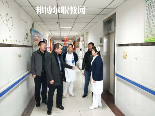 新疆石河子衛(wèi)生學(xué)校2021年招生錄取分?jǐn)?shù)線(xiàn)?我們讀書(shū)的同學(xué)就知道分?jǐn)?shù)是很重要的，同學(xué)們自己在找學(xué)校的時(shí)候就知道，同學(xué)們?nèi)タ磳W(xué)校學(xué)校首先問(wèn)的就是同學(xué)們自己的分?jǐn)?shù)，小編就來(lái)給同學(xué)們整理一下，讓同學(xué)們有參考的。  新疆石河子衛(wèi)生學(xué)校2021年招生錄取分?jǐn)?shù)線(xiàn) 1.121團(tuán)一中380  2.142團(tuán)一中380  3.143團(tuán)一中380  4.148團(tuán)一中381  新疆石河子衛(wèi)生學(xué)校簡(jiǎn)介 石河子衛(wèi)生學(xué)校地處祖國(guó)西北邊陲，位于新疆維吾爾自治區(qū)天山北麓的“戈壁明珠”石河子市，在市中心西小路151號(hào)，學(xué)校地理位置優(yōu)越，環(huán)境優(yōu)美，是教書(shū)育人的理想境地。1985年學(xué)校率先在全國(guó)倡導(dǎo)規(guī)范化護(hù)士教育，并制定了一整套管理制度。  學(xué)校老師撰寫(xiě)的《整體化護(hù)理教學(xué)》已由新疆科技衛(wèi)生出版社發(fā)行，并在全疆護(hù)理教師培訓(xùn)中當(dāng)教材使用。掛牌之后，學(xué)校將把護(hù)理示范專(zhuān)業(yè)辦成技能型緊缺人才的培養(yǎng)培訓(xùn)基地，更好地為全疆各族人民服好務(wù)。  據(jù)了解，建校四十五年來(lái)，這個(gè)學(xué)校為自治區(qū)培養(yǎng)了10328名護(hù)理人才，其中少數(shù)民族學(xué)生占30%，為全疆農(nóng)牧區(qū)培養(yǎng)了一大批扎根基層、留得住、用得上的當(dāng)?shù)厣贁?shù)民族護(hù)理人才。  學(xué)校始建于1958年，占地面積40127平方米，建筑面積30067平方米，實(shí)驗(yàn)室面積1600平方米。設(shè)有護(hù)理、解剖、生理、生化、藥理、化學(xué)、微生物、計(jì)算機(jī)、遠(yuǎn)程、電教中心等11個(gè)實(shí)驗(yàn)室。學(xué)校開(kāi)設(shè)有護(hù)理、英語(yǔ)護(hù)理、社區(qū)護(hù)理、醫(yī)學(xué)檢驗(yàn)、助產(chǎn)、藥劑等6個(gè)專(zhuān)業(yè)，現(xiàn)有在校生2672人。有漢、維吾爾、哈薩克、回、蒙古、滿(mǎn)、錫泊、烏孜別克、俄羅斯、塔吉克、克爾克孜等多種民族，其中少數(shù)民族的學(xué)生占全校在校學(xué)生總數(shù)的28%。學(xué)校現(xiàn)有在編教職工89人，專(zhuān)任教師45人，本科學(xué)歷占90.6%，雙師型”教師占42%。  同學(xué)們可以看看參考一下自己的分?jǐn)?shù)是在那個(gè)階段的，如果是高于這個(gè)分?jǐn)?shù)的話(huà)，同學(xué)們就可以報(bào)讀的哦，如果分?jǐn)?shù)是低于這個(gè)分?jǐn)?shù)的話(huà)，同學(xué)們自己就不要報(bào)讀了哦，所以，提前看看分?jǐn)?shù)也是可以的哦，不過(guò)不要忘了就是現(xiàn)階段最重要的還是復(fù)習(xí)的哦。