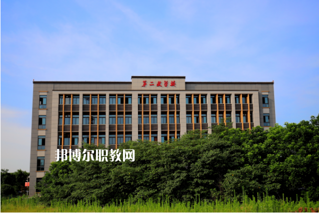 重慶工貿(mào)高級技工學(xué)校2022年報(bào)名條件、招生要求、招生對象