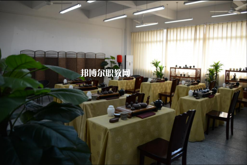 重慶工藝美術(shù)學(xué)校2022年學(xué)費(fèi)、收費(fèi)多少