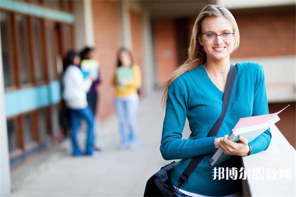 四川哪里的職業(yè)學校能讀室內(nèi)裝飾設(shè)計師專業(yè)
